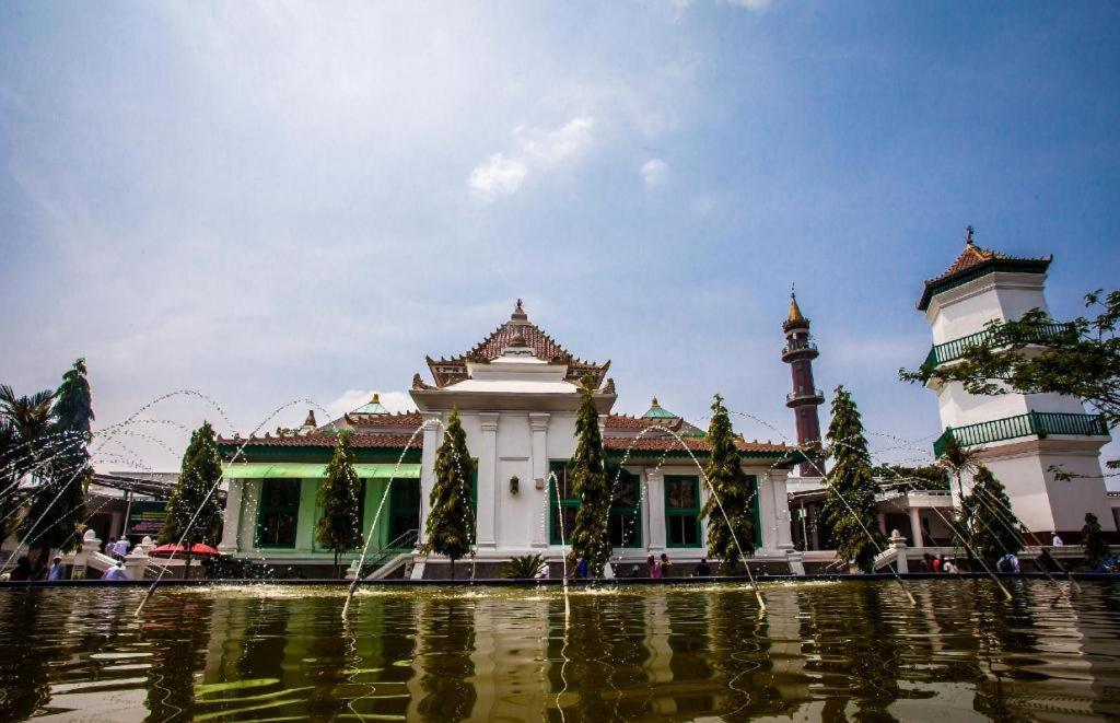 Hotel Sriwijaya 99 Palembang Kültér fotó